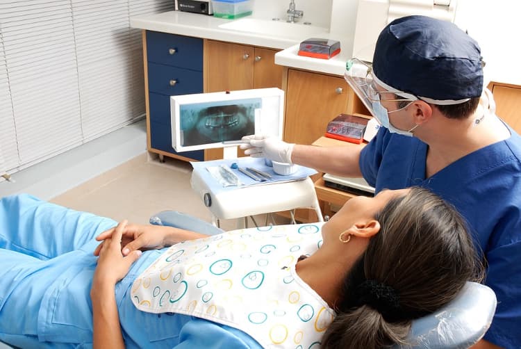 Une greffe osseuse dentaire est une opération chirurgicale